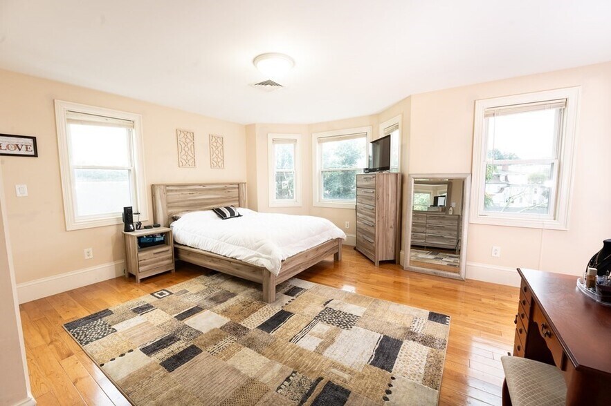 Building Photo - 15 Downer Ct