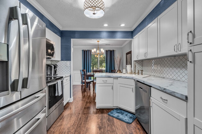 Building Photo - 6450 Bayside N Dr