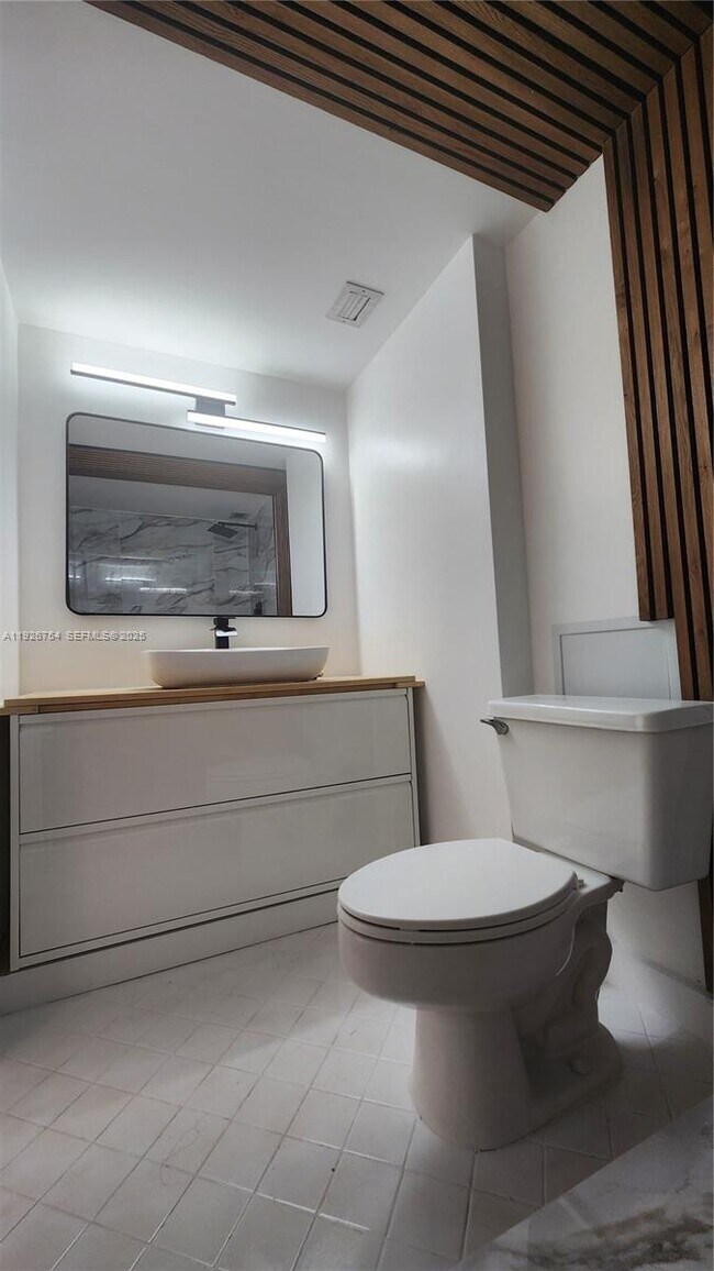 Building Photo - 18051 Biscayne Blvd