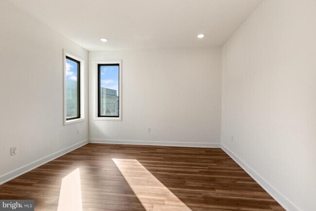 Building Photo - 2411 Kensington Ave