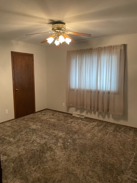 Building Photo - 7112 W Saint Paul Ave