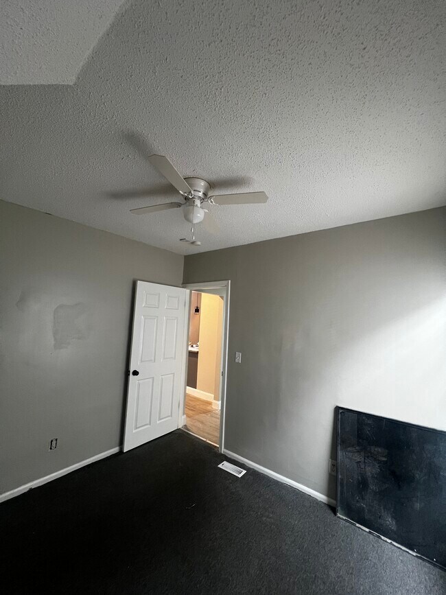 Building Photo - 14016 Pinewood St