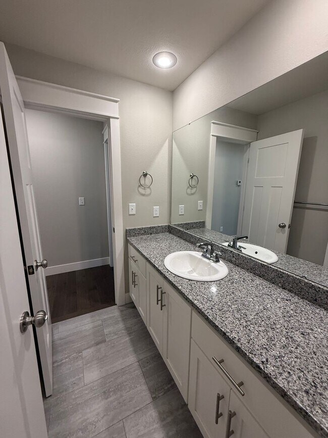 Building Photo - ****MOVE-IN SPECIAL**** Gorgeous 4Bedroom ...