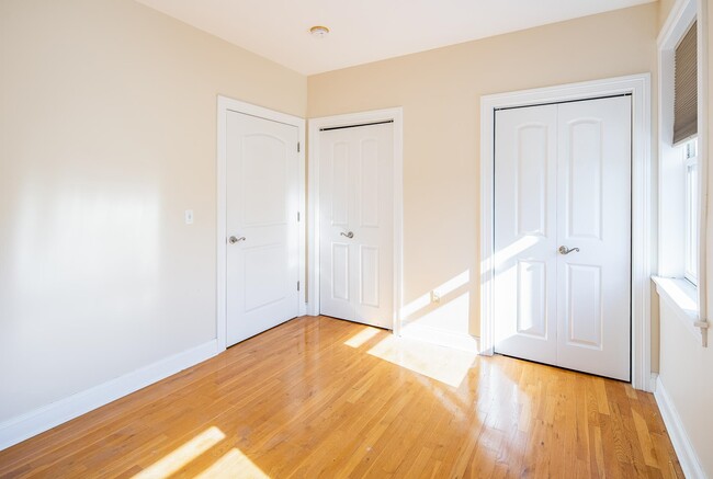 Building Photo - 528 47th St