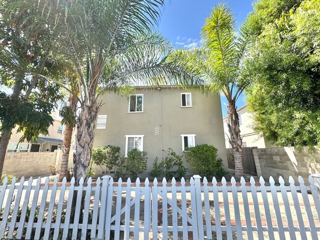 Building Photo - An apartment with character! Hardwood floors, built-ins - TOP FLOOR - 1 Bed / 1 Bath!