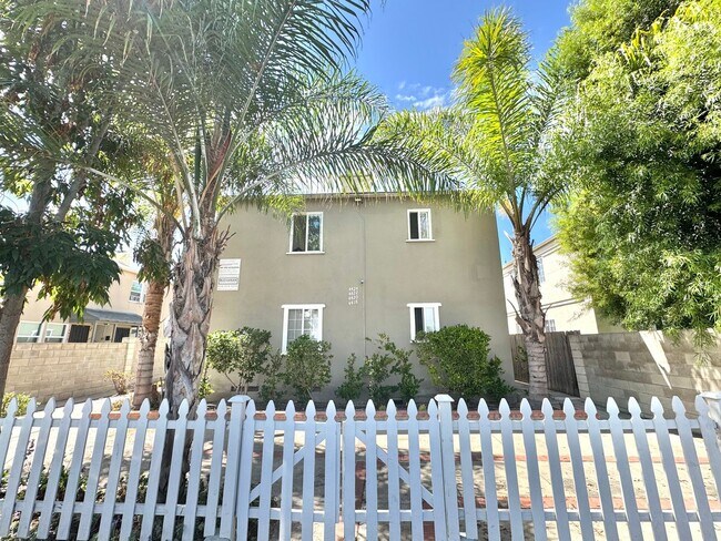 Building Photo - Light, bright, & SPACIOUS - 1 Bed/1 Bath T...