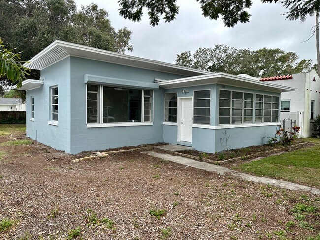 Primary Photo - Stunningly Renovated 2/1 near the water av...