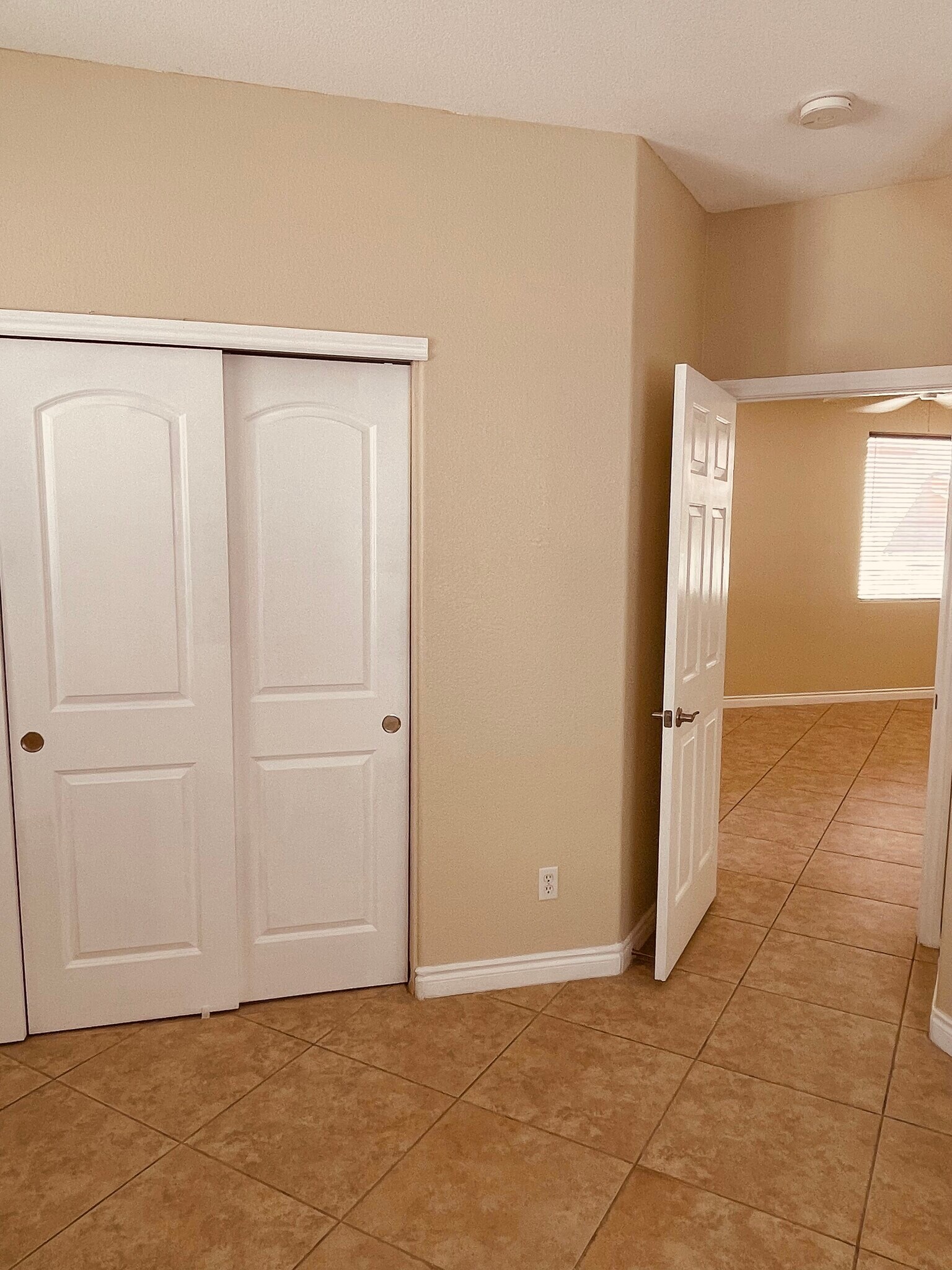 Building Photo - 10940 Calistoga Springs Ct