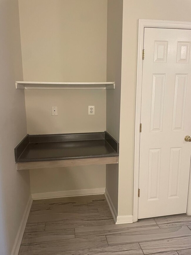 Building Photo - 1BR 1 B available 10/3/24- Carriage Hill