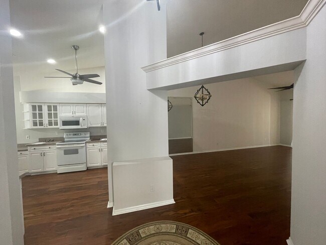Building Photo - 5708 Greenwood Cir