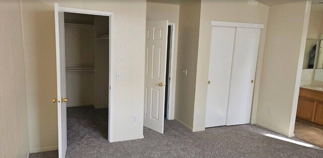 Building Photo - 1465 Venice Cir