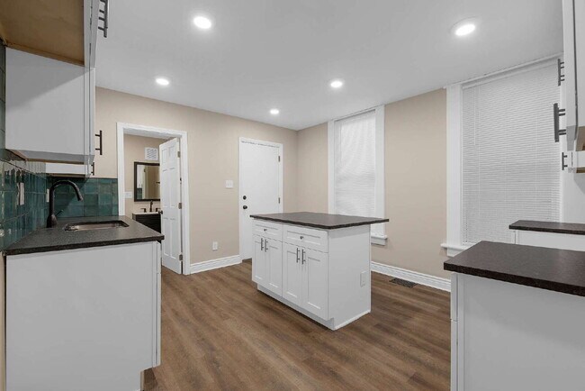 Building Photo - "Beautiful 3-Bedroom, 2-Full Bath Duplex Featuring Hardwood Floors and a Fenced Yard!"