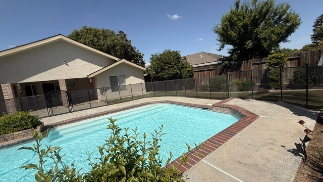 Building Photo - 9404 High Oak Dr