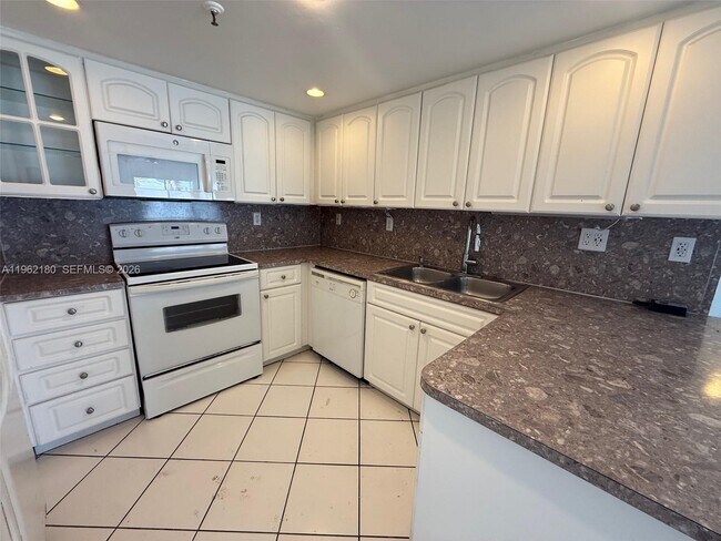 Building Photo - 7832 Collins Ave