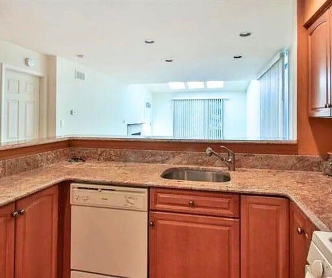 Building Photo - 700 Mainsail Ln