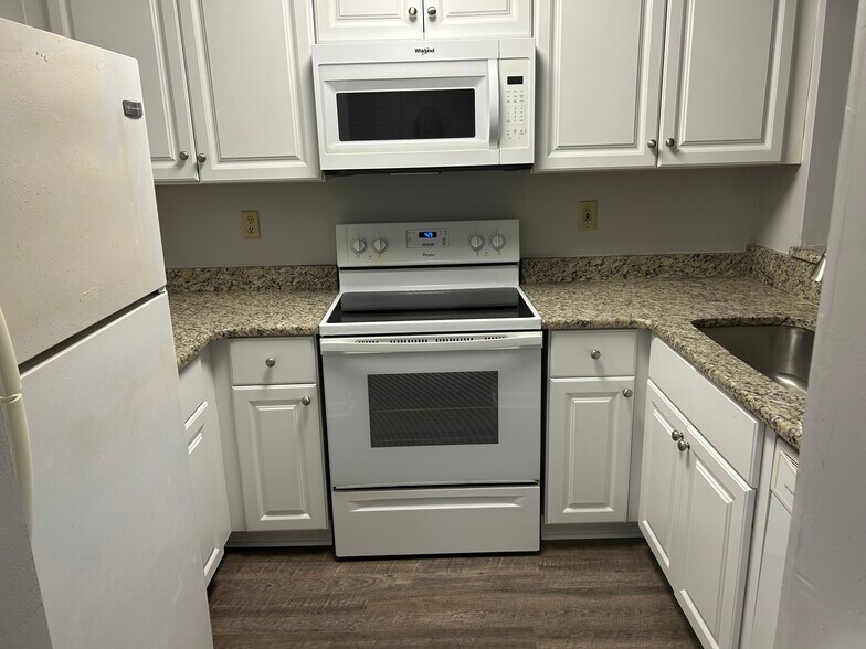 Kitchen with granite countertops - 708 M.L.K. Jr Blvd