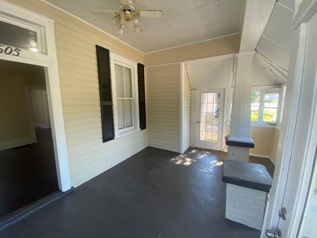 Building Photo - **ON HOLD**3 bedroom/1 bathroom (Great Loc...