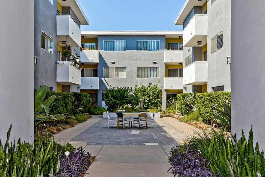 Courtyard - Addison Arms Apartments
