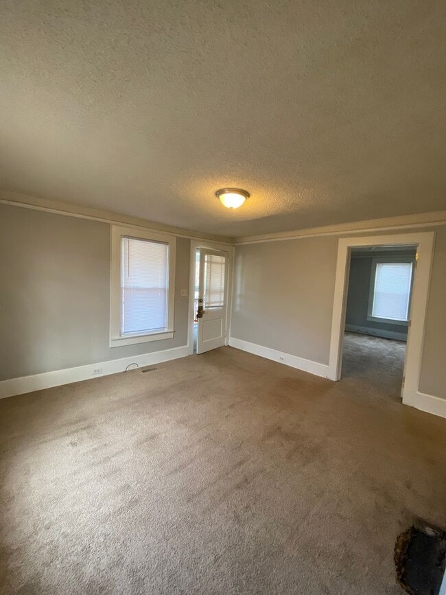 Building Photo - 2 bed 1 bath single family home newly remolded