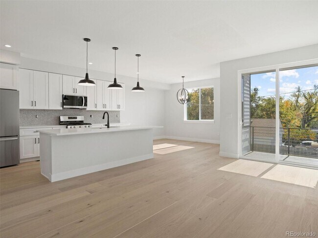 Building Photo - Brand New 4BD, 4BA Half-Duplex in Villa Park
