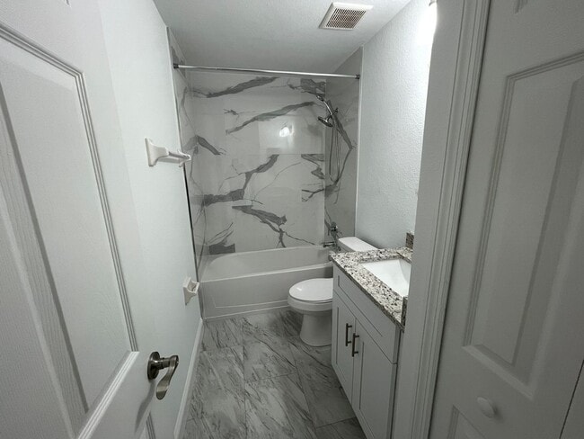 Building Photo - ANNUAL RENTAL - VISTAS AT HERITAGE BAY - 2 BED + DEN/ 2.5 BATH TOWNHOUSE