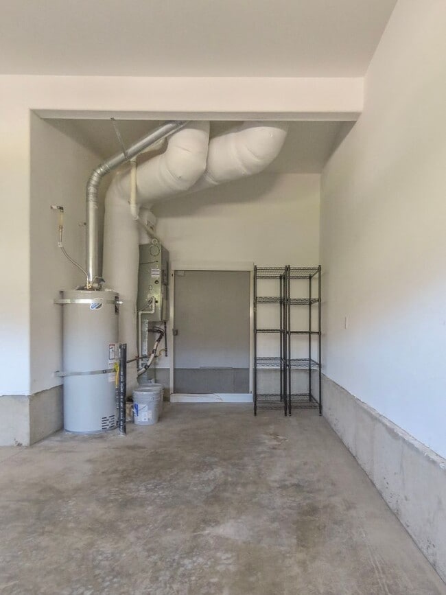 Building Photo - 5 Bedroom 3 Bathroom home available in New...