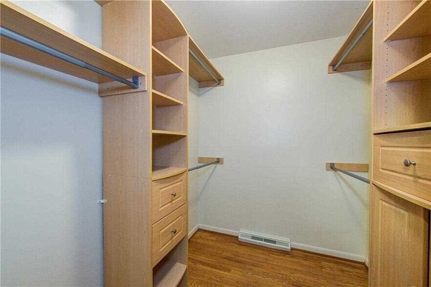 Building Photo - 3254 Kenilworth Dr