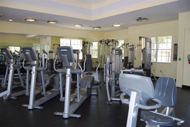 Building Photo - 2831 N Oakland Forest Dr