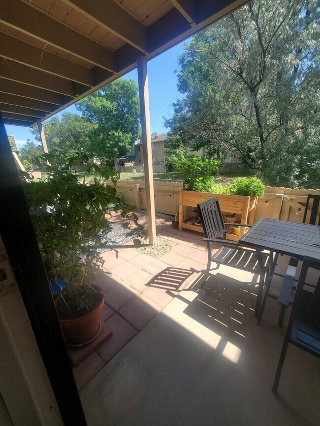Building Photo - Updated and Spacious 1 Bedroom with Attached Garage!