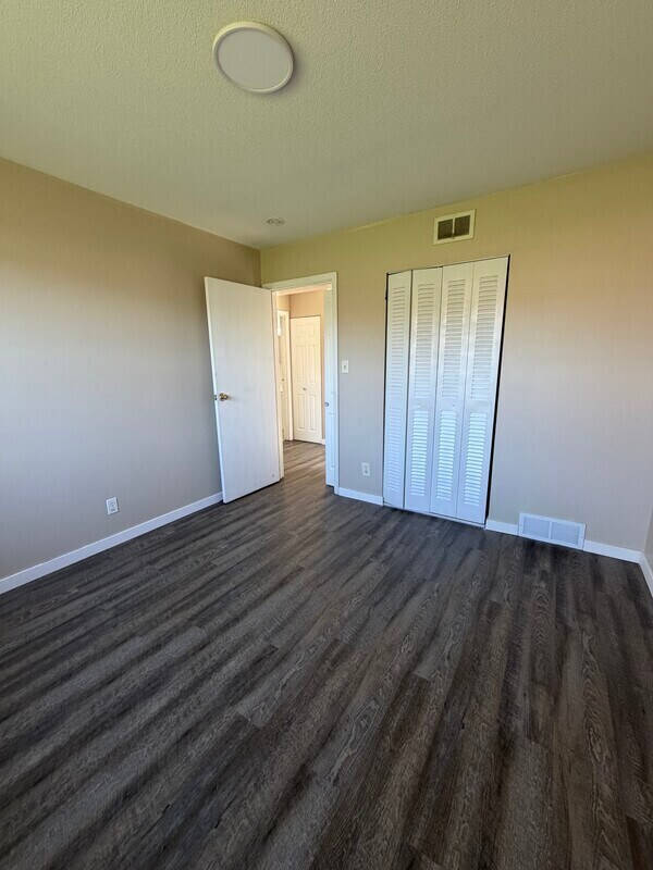 Building Photo - 1450 Meadowview Dr