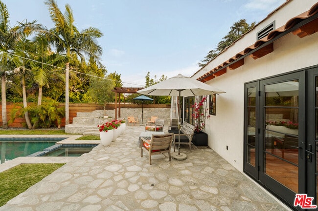 Building Photo - 826 N Kilkea Dr