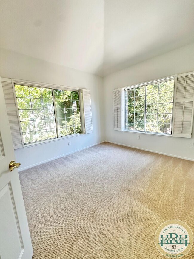 Building Photo - Charming 3BR|2.5BA Palo Alto Townhome – Pr...