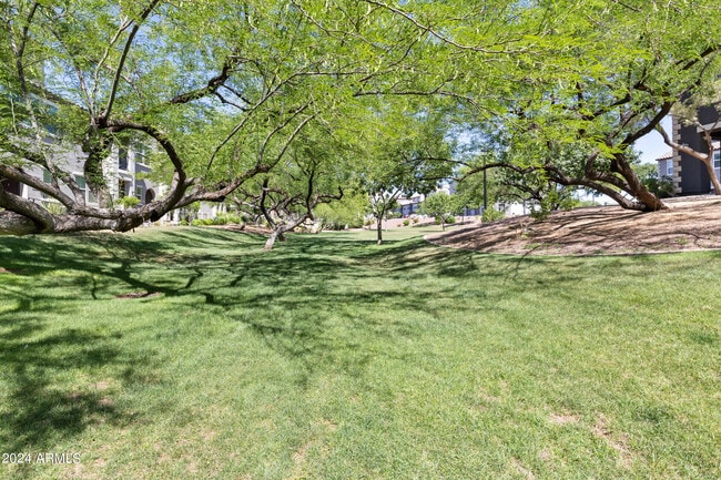 Building Photo - 2256 E Huntington Dr