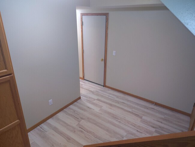 Building Photo - 701 Iroquois Ct
