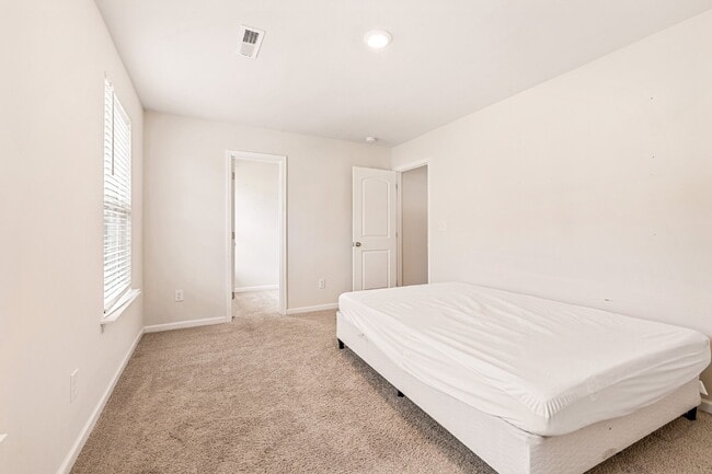 Building Photo - MOVE IN SPECIAL $600 off First Month!!!! Spacious 4-Bedroom Gem with 2.5 Baths –2216 Sussex Road ...