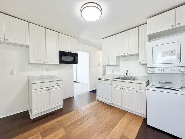 Building Photo - Meticulously Maintained 2 Bedroom Ranch with Large Backyard!