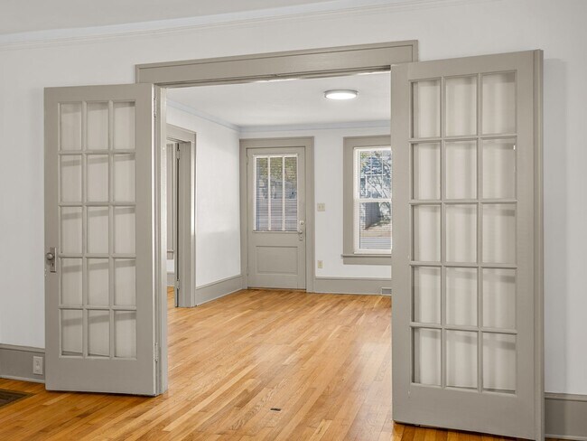 Building Photo - Downtown Greer Charmer: Spacious 3-Bed, 2 ...