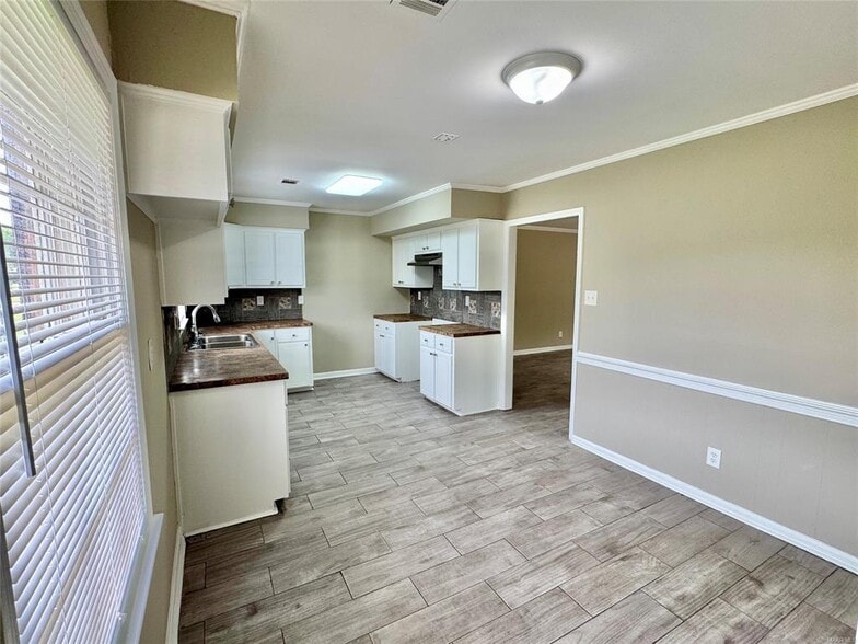 Building Photo - 502 Adler Dr