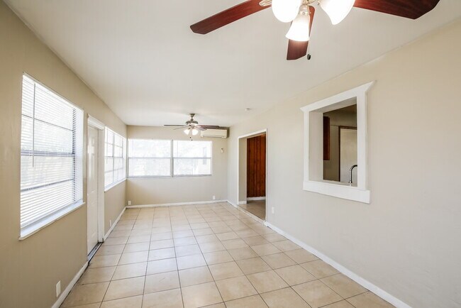 Building Photo - 841 NE 51st Ct
