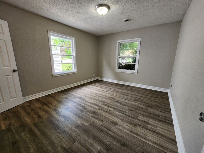 Building Photo - Spacious 2-Bedroom, 1-Bathroom Home AVAILABLE NOW!!