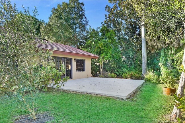 Building Photo - 2225 SW Creekside Dr