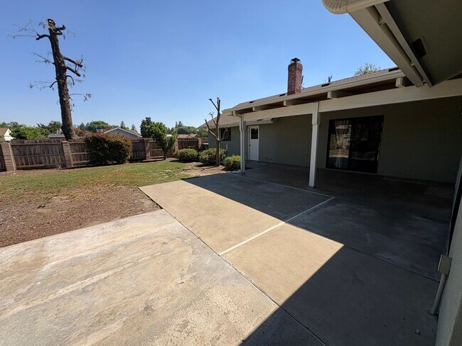 Building Photo - SW Visalia Home Available Now!!