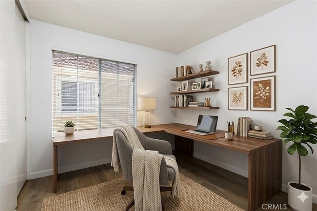 Building Photo - 10 Bravo Ln