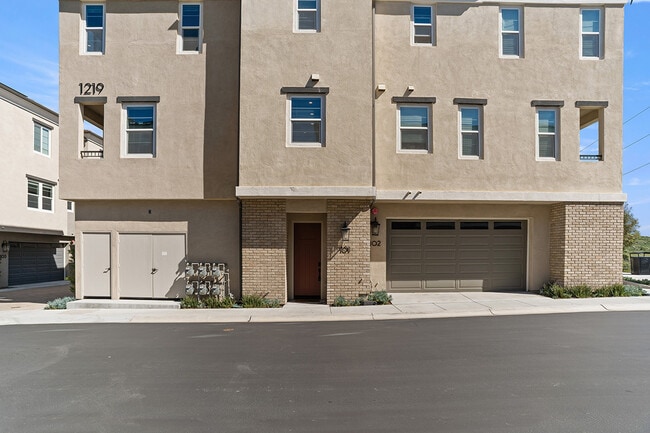 Building Photo - 1219 Sunrise View