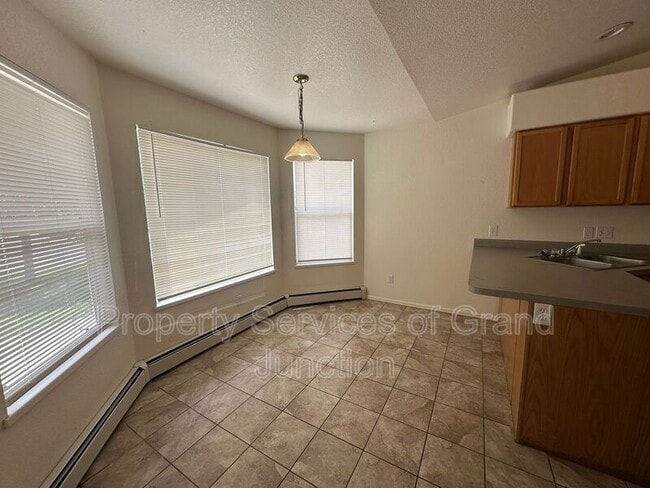 Building Photo - 448 Countryside Ln
