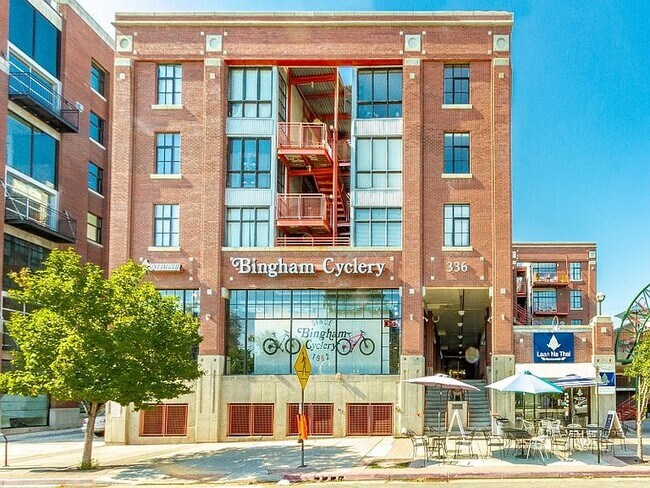 Uffens Market Place - 336 W Broadway
