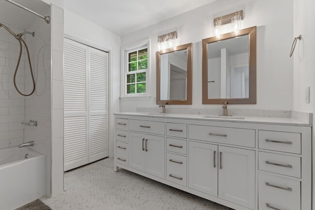 Building Photo - 308 Brookview Ct