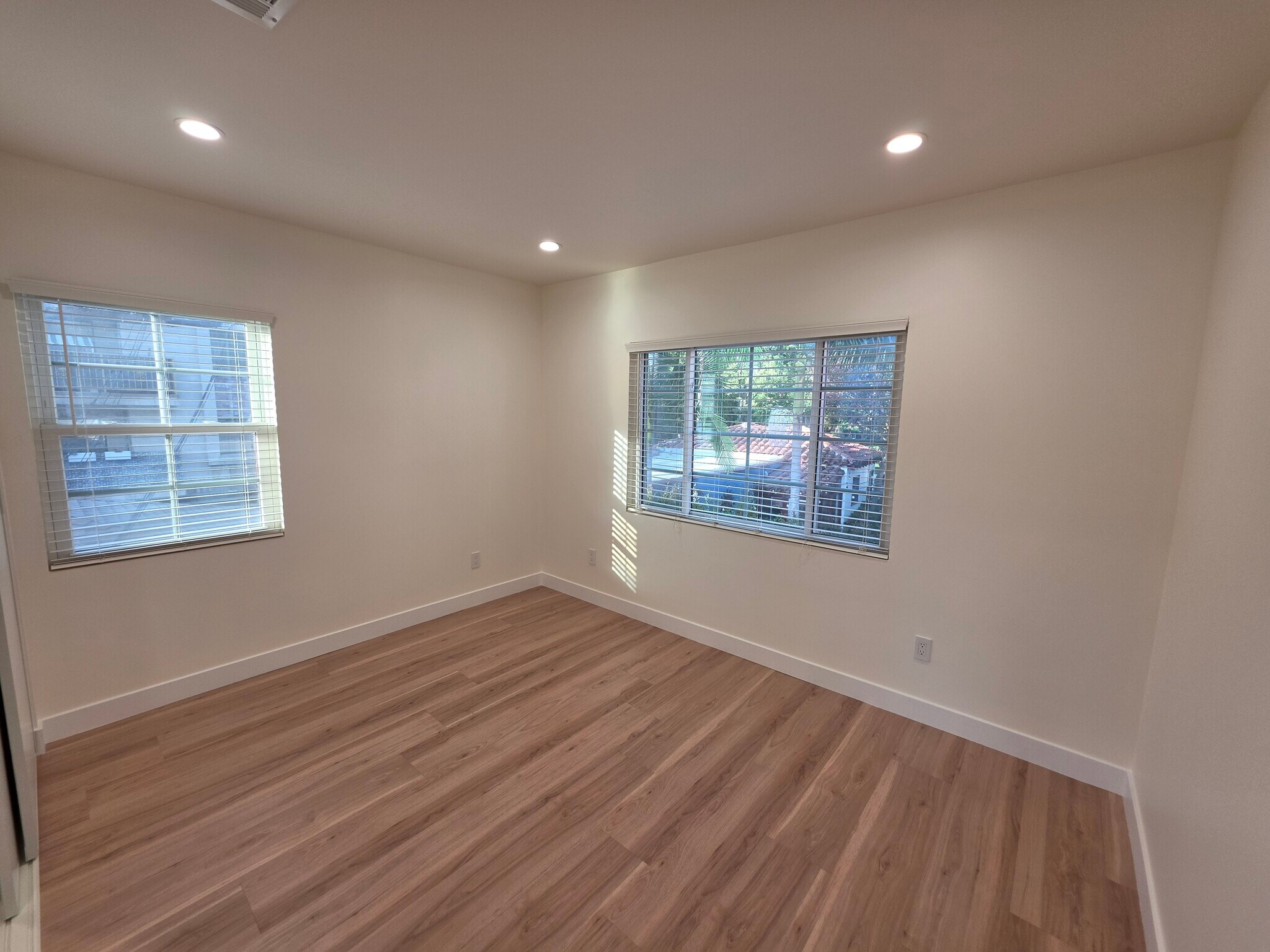 Building Photo - 2913 W Riverside Dr