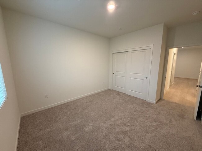 Building Photo - Beautiful New Build!