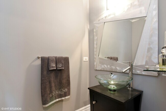 Building Photo - 6 S Laflin St